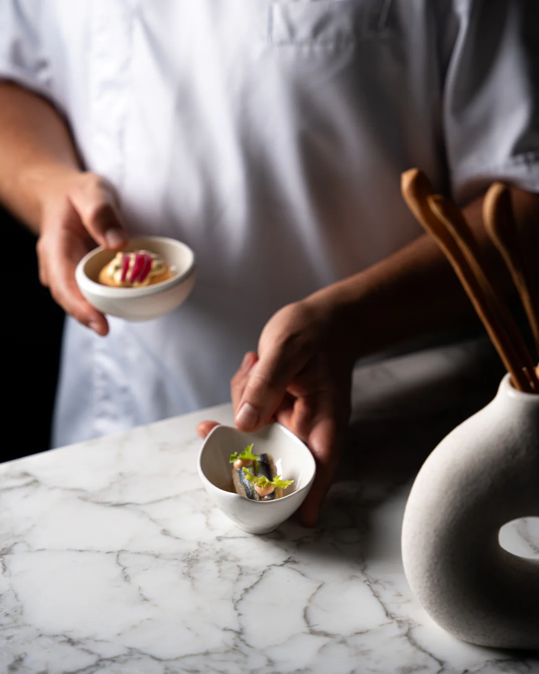 Gli amuse-bouche serviti sul marmo con i grissini