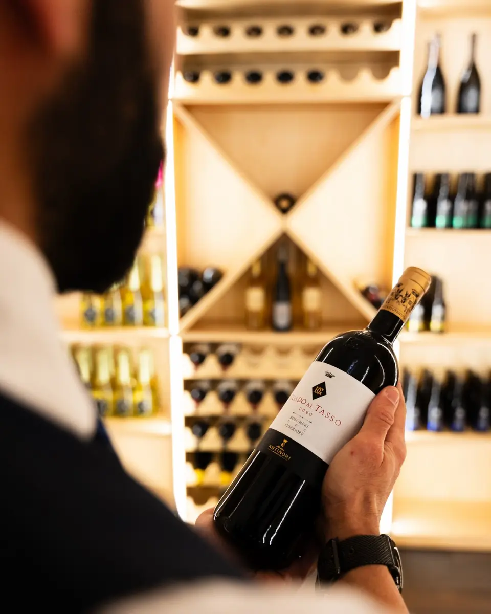 Il sommelier di Sabìa sceglie un vino in cantina