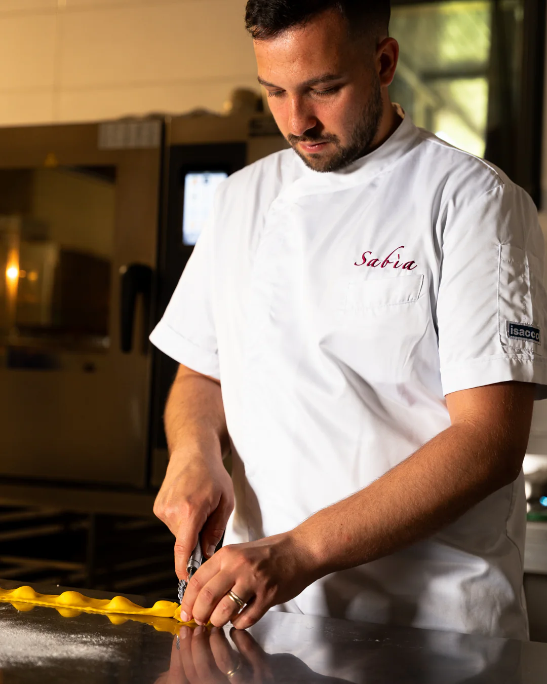 Lo chef Stefano Toscano chiude i tortelli nella cucina di Sabìa