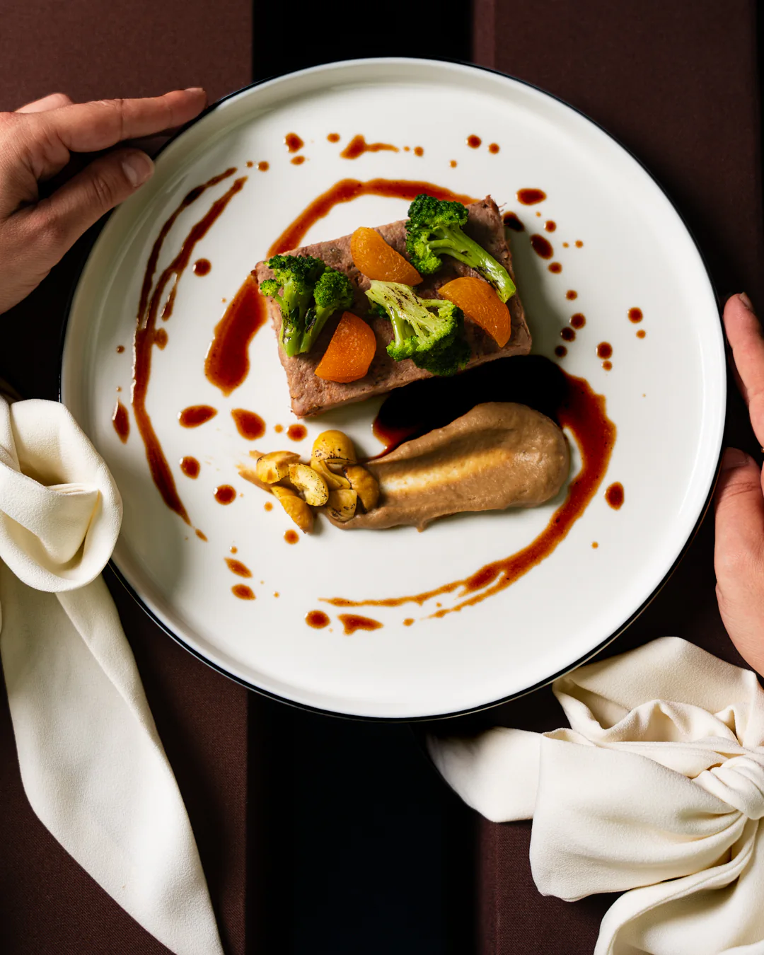Cosciotto d'agnello con purè di topinambur, castagne, broccoletto e albicocche semi-dry