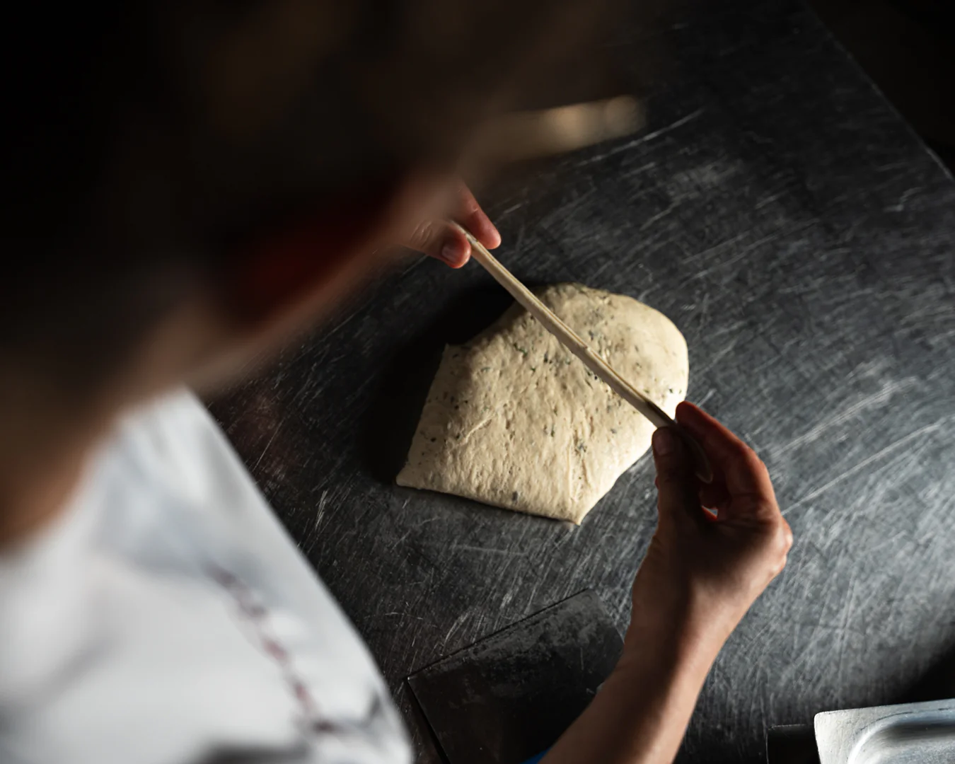 Le mani della cucina di Sabìa stendono l'impasto dei grissini