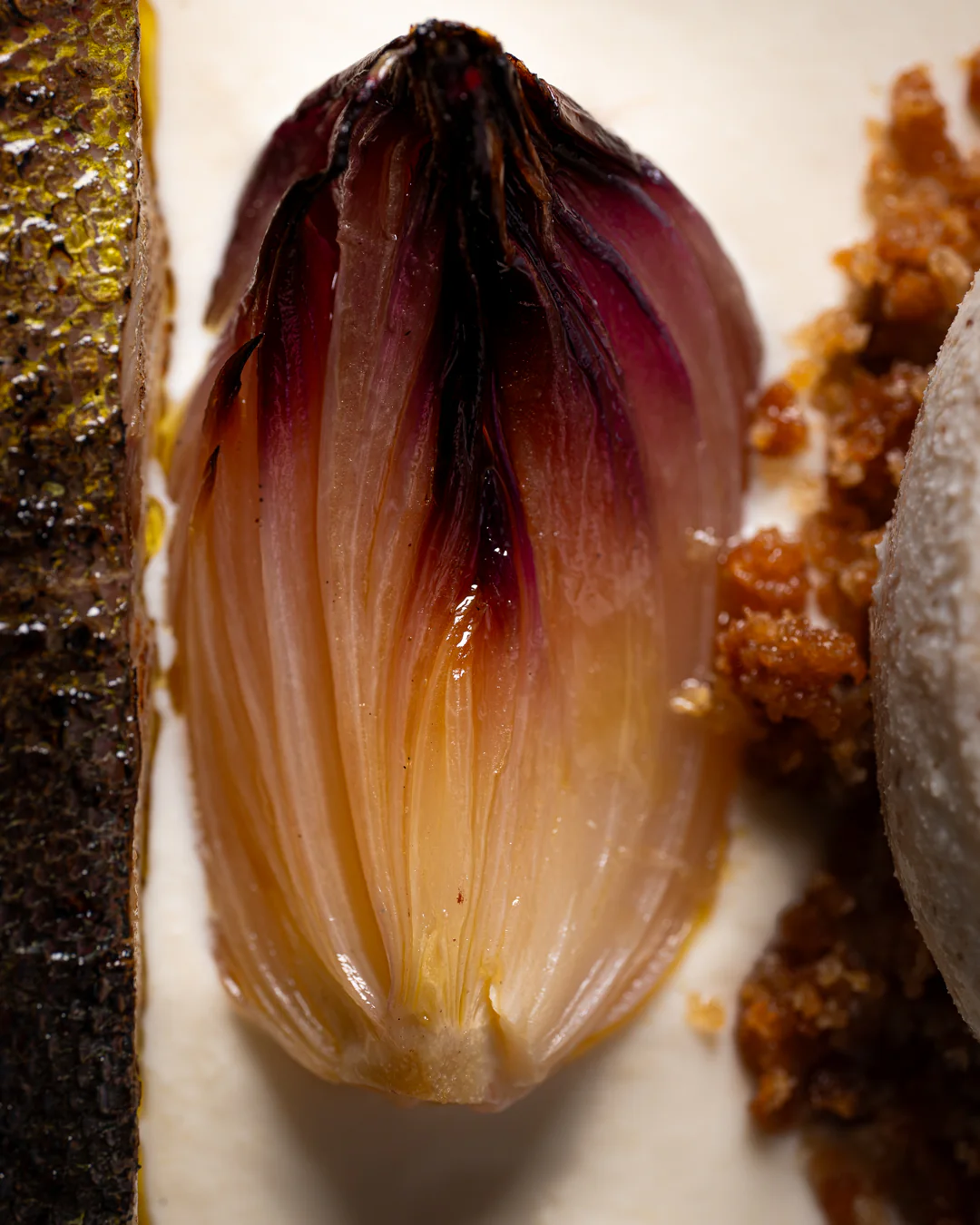 La cipolla arrosto che accompagna la lampuga scottata