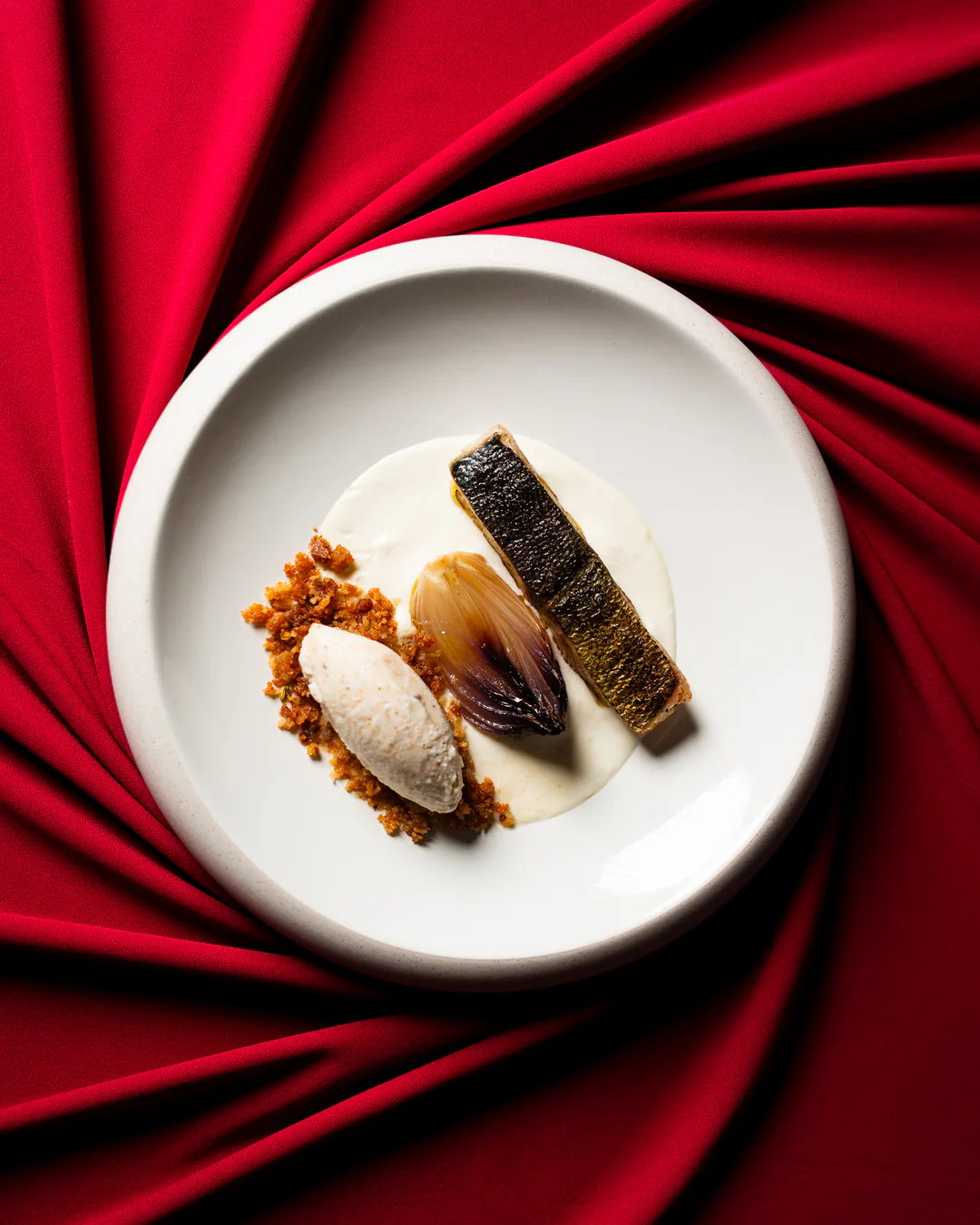 Lampuga scottata con cipolla arrosto, colatura di provola affumicata, crumble e gelato al pane