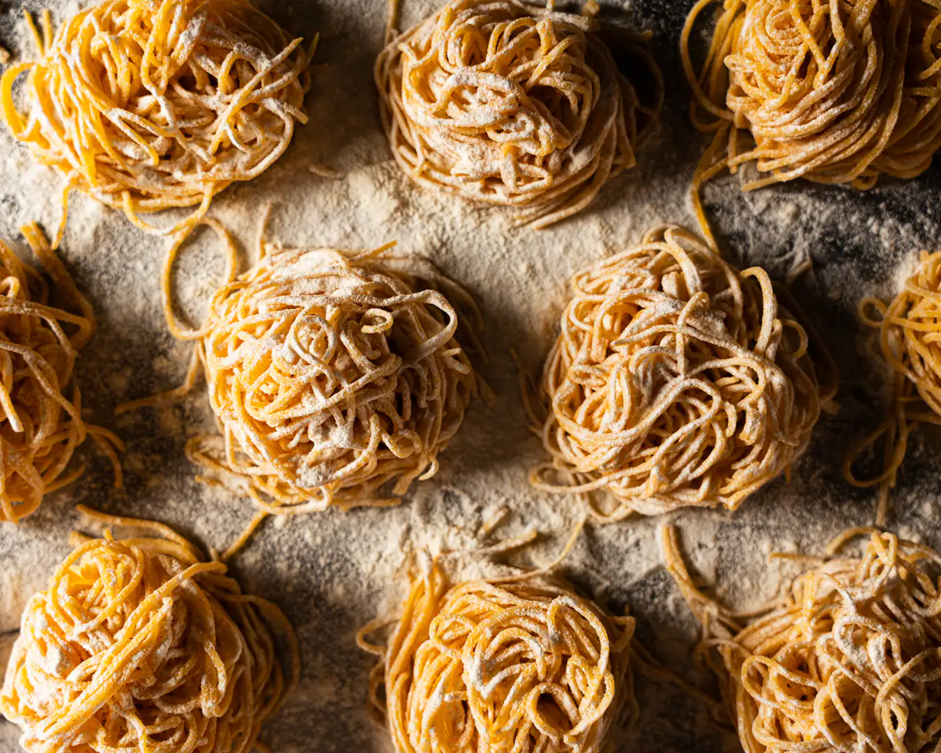 Nidi di tagliolini di pasta fresca nella farina