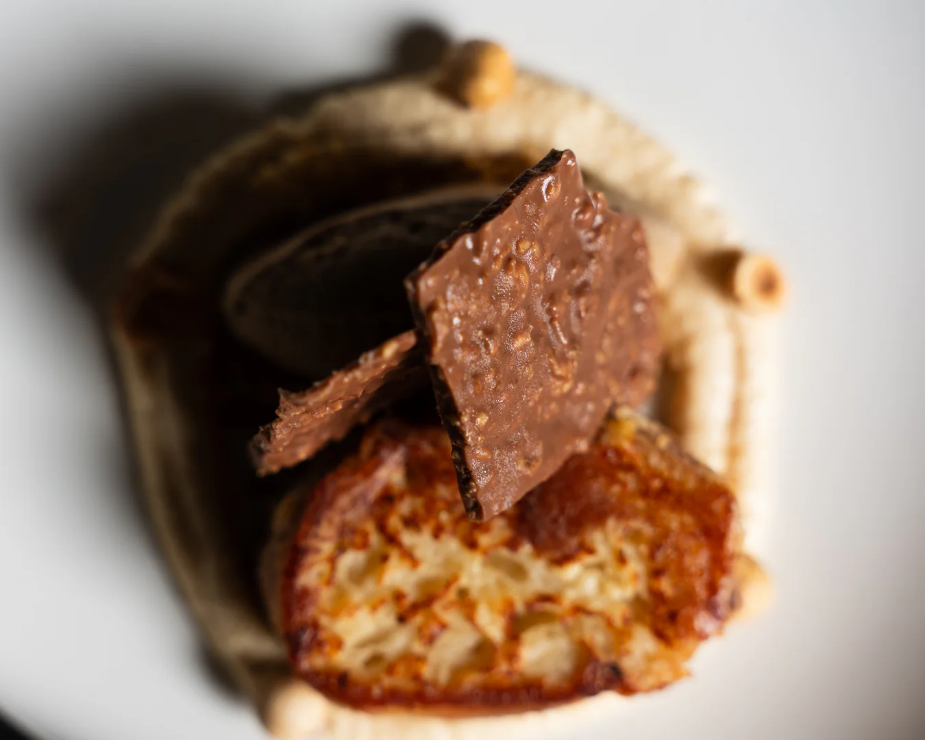 Dettaglio del pan perdido con nocciole e cioccolato