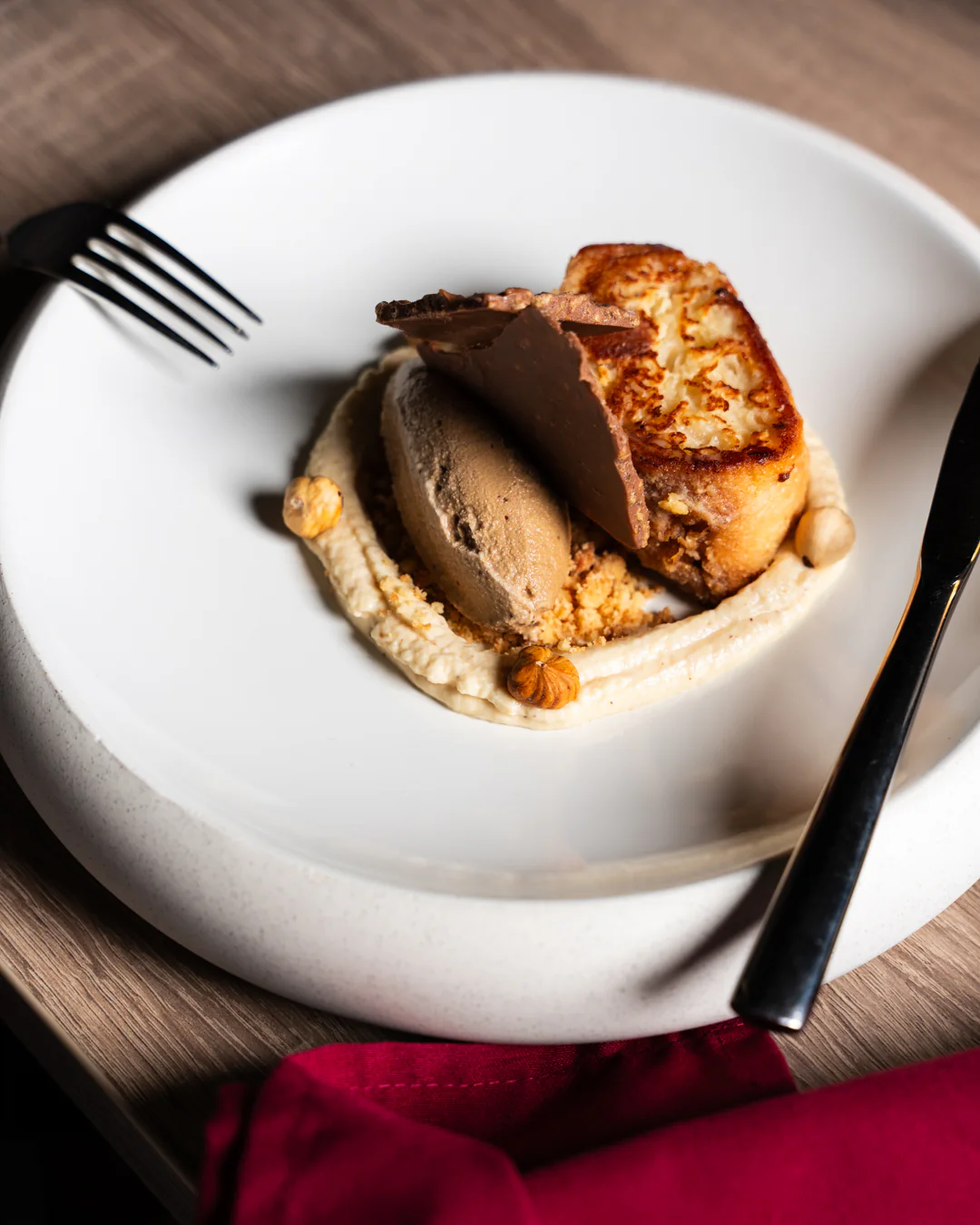 Pan perdido con doppia consistenza di nocciola e gelato al cioccolato fondente e rhum