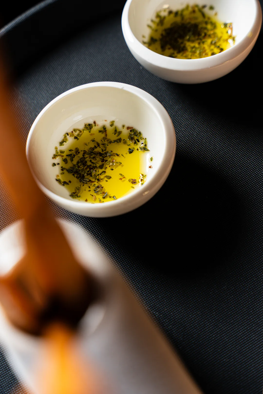 Olio con erbe aromatiche e grissini per il servizio del pane
