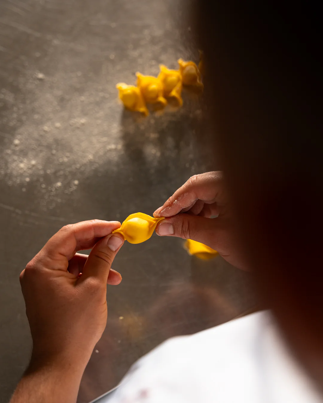Le mani della cucina di Sabìa chiudono la pasta fresca