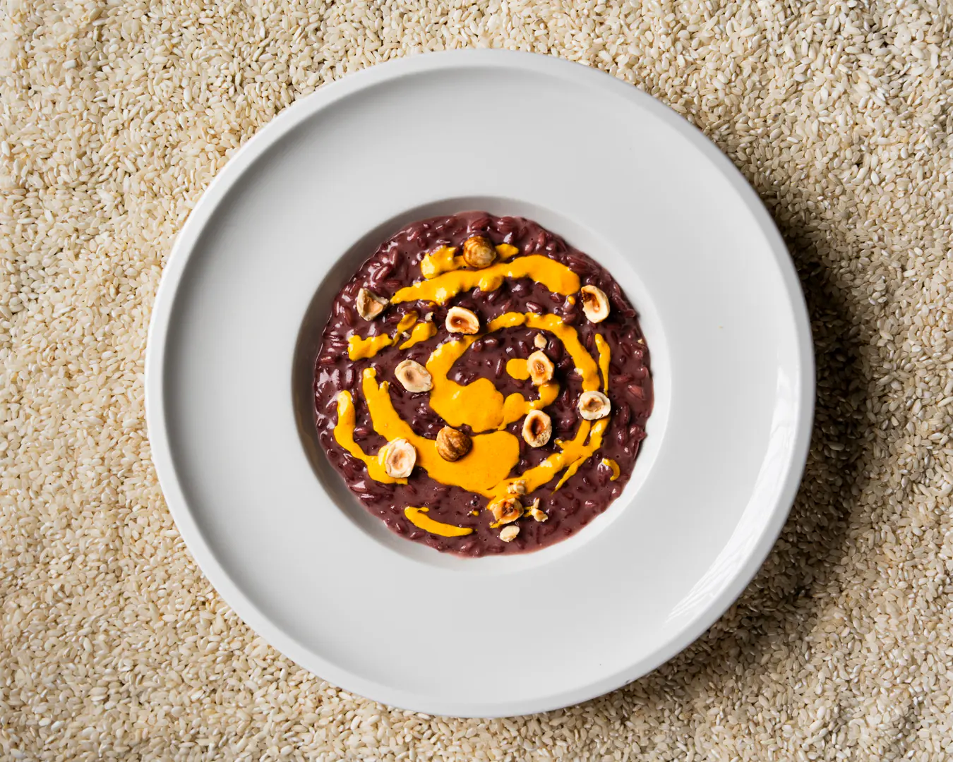Risotto al vino rosso con anatra brasata, Piacentinu Ennese DOP e nocciole tostate