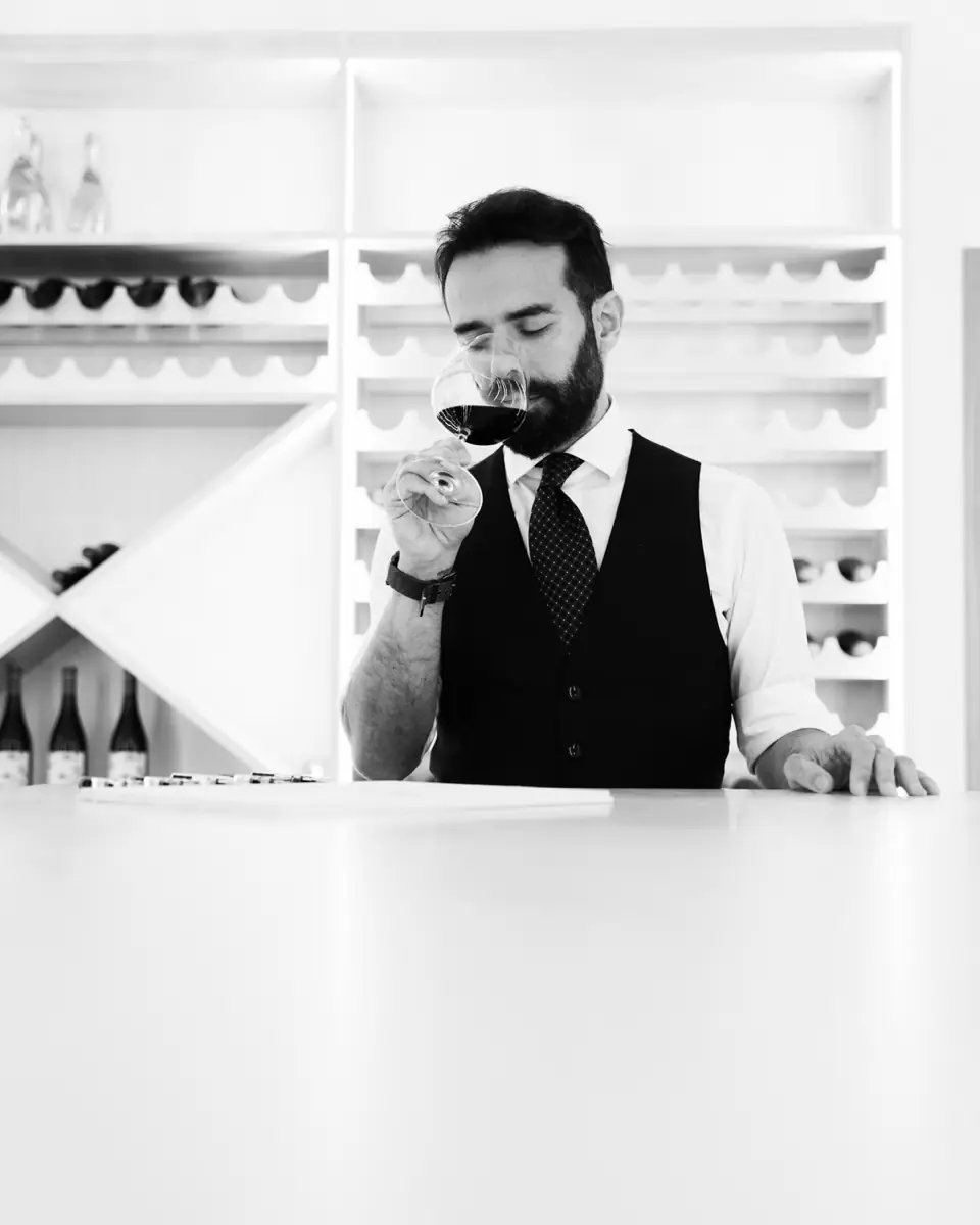 Degustazione di vino al banco della cantina di Sabìa