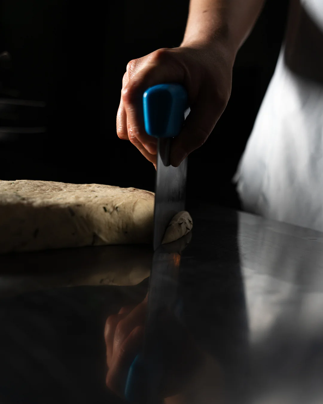 Il taglio dell'impasto alle erbe per i grissini