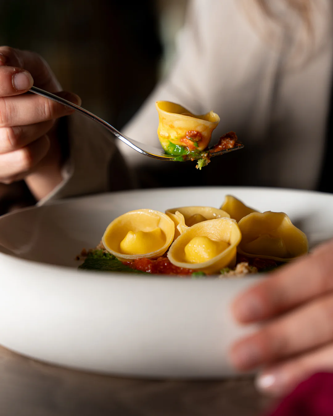 Un assaggio dei tortelli di ricotta con ragù di conchigliacei a tavola da Sabìa