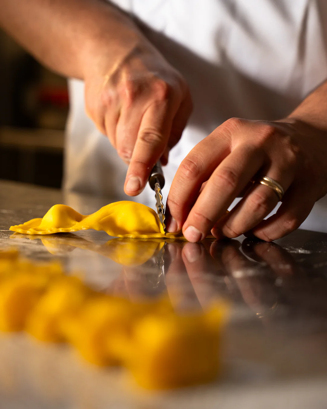 Il taglio dei tortelli con la rotella
